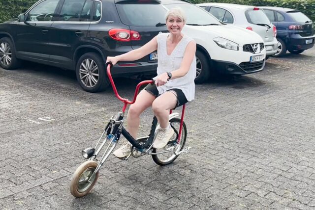 Ruhr Nachrichten-Reporterin Susanne Hoffmann fährt auf einem Beachcruising-Fahrrad von Florian Juch aus Schwerte.