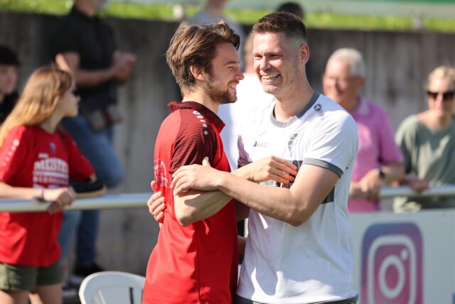 Robin Przybilla (l.) und Chris Thannheiser liegen sich bei der Meisterfeier vom Werner SC in den Armen.
