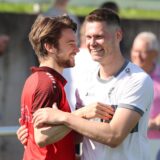 Robin Przybilla (l.) und Chris Thannheiser liegen sich bei der Meisterfeier vom Werner SC in den Armen.