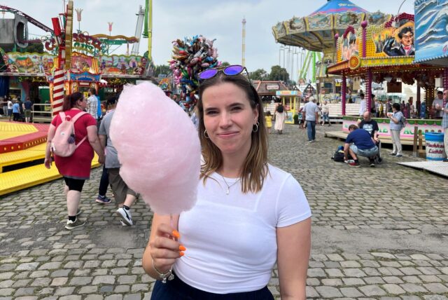 RZ-Redakteurin Janine Jähnichen steht mit einer Zuckerwatte auf der Cranger Kirmes