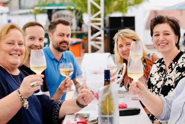 Besucher beim Kulinarik-Fest Gourmedo in Dortmund.