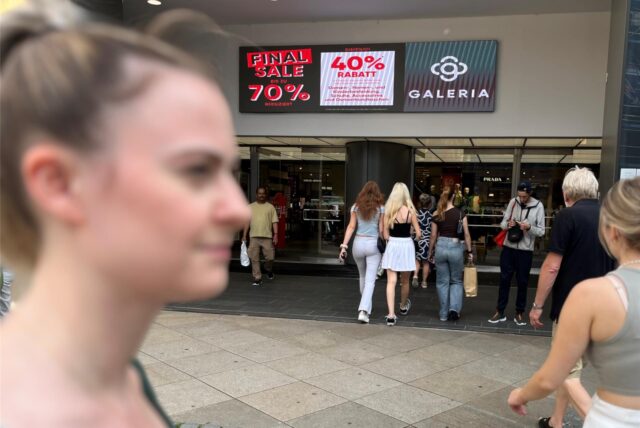 In der Dortmunder City werben aktuell viele große Geschäfte mit massiven Rabatten. Dabei gibt es offiziell schon lange keinen Saisonschlussverkauf mehr.