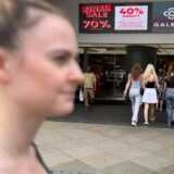 In der Dortmunder City werben aktuell viele große Geschäfte mit massiven Rabatten. Dabei gibt es offiziell schon lange keinen Saisonschlussverkauf mehr.
