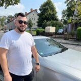 Der Derner Serkan Göcmez, der einen E-Klasse-Mercedes besitzt, wurde in der Nacht auf Donnerstag (1.8.) Opfer eines Autoaufbrechers.