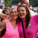 Zwei Frauen mit pinken Shirts lachen in die Kamera