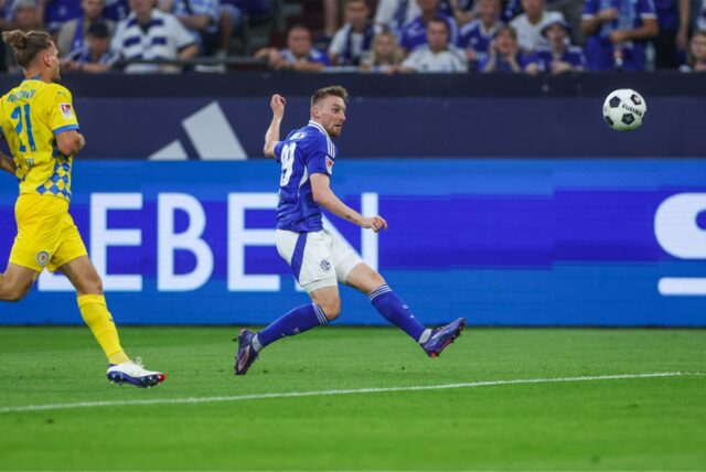 Tobias Mohr gelang mit diesem Heber die Führung für Schalke 04.