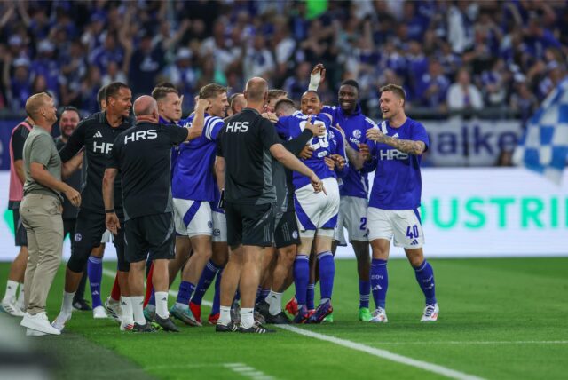 So jubelten Trainer und Spieler nach dem Schalker Erfolg gegen Braunschweig.