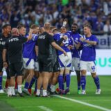 So jubelten Trainer und Spieler nach dem Schalker Erfolg gegen Braunschweig.