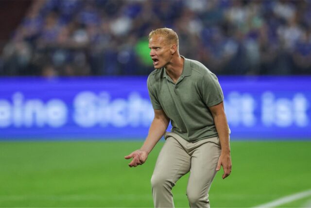 03.08.2024, Fussball, Saison 2024/2025, 2. Bundesliga, 1. Spieltag, FC Schalke 04 – Eintracht Braunschweig, Cheftrainer Karel Geraerts (FC Schalke 04)



Foto: Tim Rehbein/RHR-FOTO