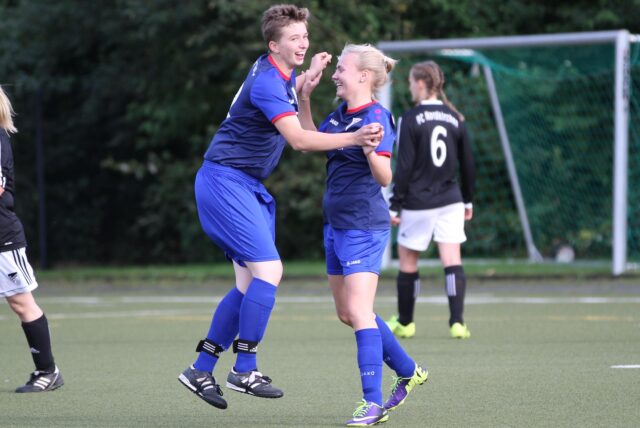 Charlotte Klein (l.) und Carla Stoschek vom Werner SC jubeln.