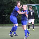 Charlotte Klein (l.) und Carla Stoschek vom Werner SC jubeln.