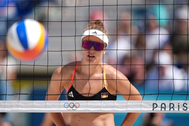 Svenja Müller schaut dem Ball hinterher. Die deutsche Beachvolleyballerin ist am Montagmorgen beim olympischen Turnier ausgeschieden.