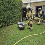 Ein Trupp unter Atemschutz löschte den Brand und kühlte die Gasflasche