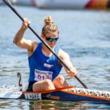 Jule Hake sitzt im Kanu.