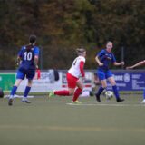 Zwei Fußballerinnen vom Werner SC kämpfen um den Ball.