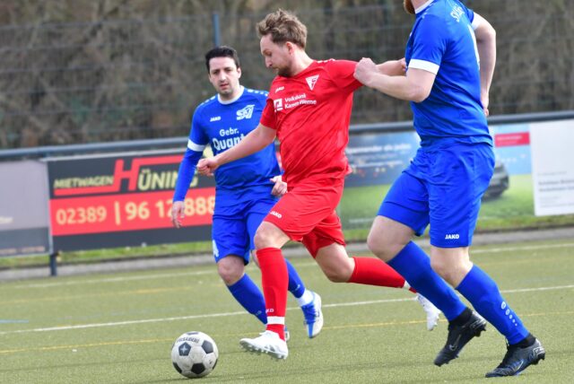Pascal Byschewski vom Werner SC II setzt sich gegen zwei Spieler vom SV Südkirchen durch.