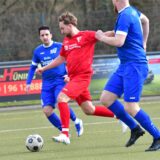 Pascal Byschewski vom Werner SC II setzt sich gegen zwei Spieler vom SV Südkirchen durch.