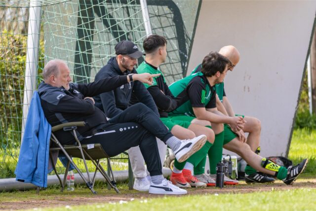 Lünerns Trainer Uwe Hawes (l.) gibt die Richtung vor. In Menden gewann sein Team am Wochenende.