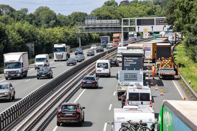 Autos fahren über die A44 bei Unna
