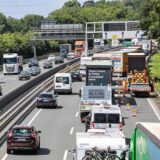 Autos fahren über die A44 bei Unna
