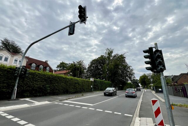 An der Hammer Straße wurde eine neue Ampel aufgebaut. Die Ampelscheiben sind noch mit Kreuzen verdeckt.