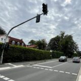 An der Hammer Straße wurde eine neue Ampel aufgebaut. Die Ampelscheiben sind noch mit Kreuzen verdeckt.