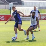 Paul Seguin (l.) musste das Training abbrechen.