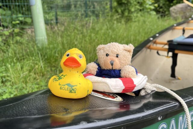 Etwas mitgenommen ist die Ente, die nach ihrem Rennen in Werne von „Kapitän Jensen“ aus der Lippe gerettet wurde.