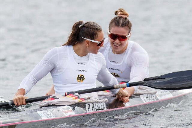 Jule Hake sitzt mit Paulina Paszek im Kanu.