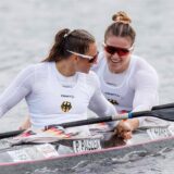 Jule Hake sitzt mit Paulina Paszek im Kanu.