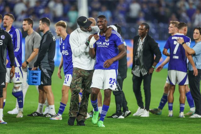 03.08.2024, Fussball, Saison 2024/2025, 2. Bundesliga, 1. Spieltag, FC Schalke 04 – Eintracht Braunschweig, v. l. Bryan Lasme (FC Schalke 04), Ibrahima Cisse (FC Schalke 04) Foto: Tim Rehbein/RHR-FOTO