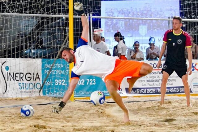 Michel Josch mit Parade beim Beach Soccer.