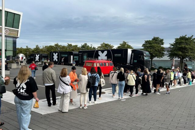 Lange Warteschlange vor dem Dortmunder Fußballmuseum: Fans stehen für Influencerin Karo Kauer an.