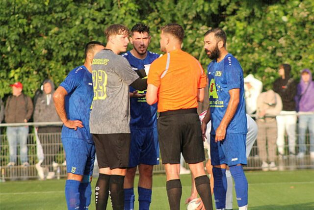 Spieler des Kamener SC diskutieren mit dem Schiedsrichter.