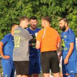 Spieler des Kamener SC diskutieren mit dem Schiedsrichter.