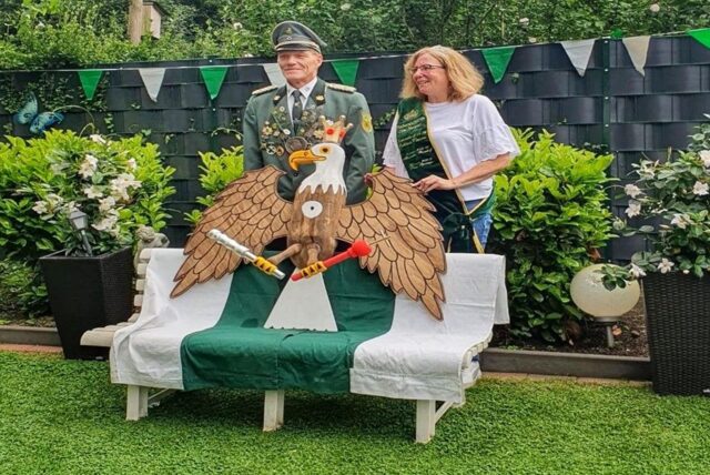 Das amtierende Königspaar mit dem frisch getauften Vogel „Manni“.