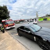 Die Feuerwehr wurde zu einem vermeintlichen Fahrzeugbrand an die Werner Straße in Bergkamen gerufen. Ein Wagen der Feuerwehr steht an der Hauptstraße hinter einem schwarzen Jaguar. Am Straßenrand mehrere Feuerwehrleute.