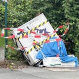 Ein Verteilerkasten mit rot-weißen Flatterband und der Aufschrift „Polizei“.