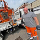 Marc Lichtenberger fährt ab sofort ein neues Spezialfahrzeug zur Reinigung von Sinkkästen, umgangssprachlich eher als Gullys bekannt.