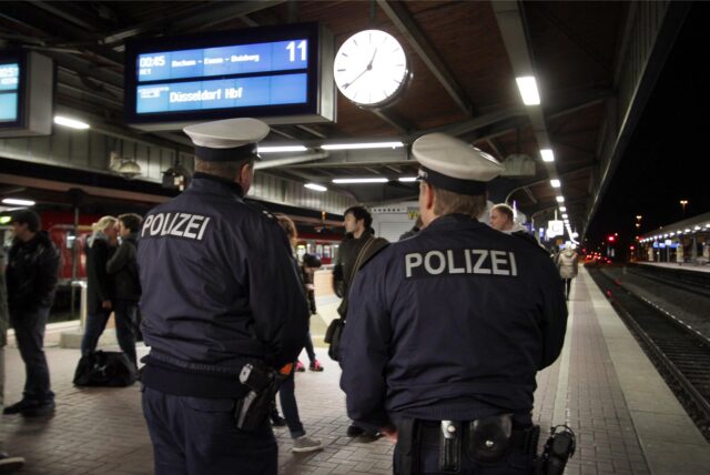 Zwei Polizisten bei Nacht am Hauptbahnhof Dortmund