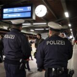 Zwei Polizisten bei Nacht am Hauptbahnhof Dortmund