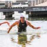 Ein Triathlon-Teilnehmer schwimmt im Phoenix-See in Dortmund, in dem Schwimmen eigentlich verboten ist.