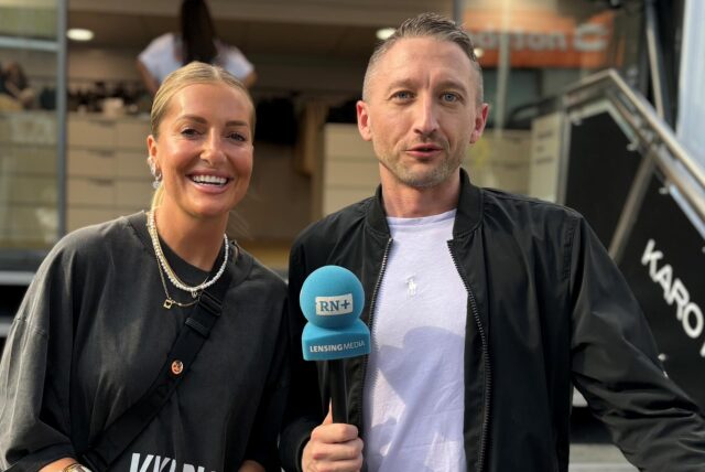 Philipp Pohl und Karo Kauer posieren in Dortmund für ein Foto.