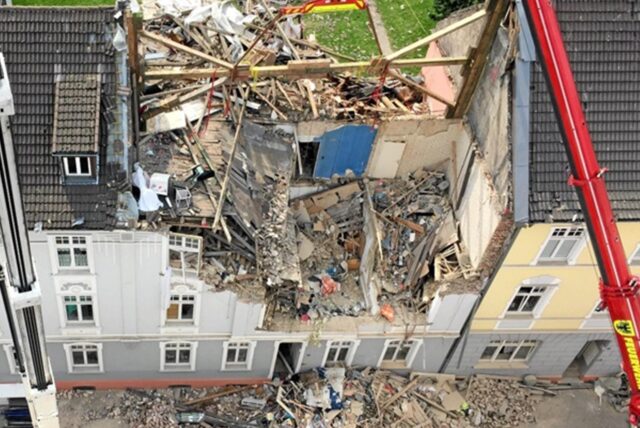 Das zerstörte Haus in der Teutonenstraße. Das Obergeschoss ist bereits teilweise gesichert.