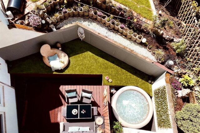 Auf einer Terrasse ist ein Whirlpool.