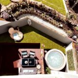 Auf einer Terrasse ist ein Whirlpool.