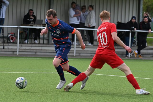 Lukas Manka (l.) und der FC TuRa Bergkamen nehmen Anlauf, um am Sonntag zum Auftakt bei Jonas Appelhoff (r.) und RW Unna bestehen zu können.