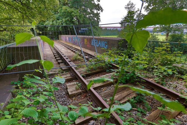 Die frühere Strecke des in Kamen geschlossenen Kettler-Werks verläuft über die Brücke an der Heerener Straße. Weil die in baulich schlechtem Zustand ist, ist sie abgesperrt.