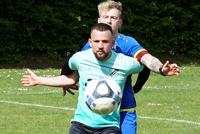 Lünerns Ozan Kiris (vorne) hat Verstärkung für den SuS Lünern besorgt, sein Nachbar spielt nun am Ostfeldweg.