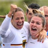 Die Olfenerin Jule Hake (r.) und Pauline Paszek haben es geschafft: Das Duo gewinnt Bronze im K2 bei den Olympischen Spielen in Paris.